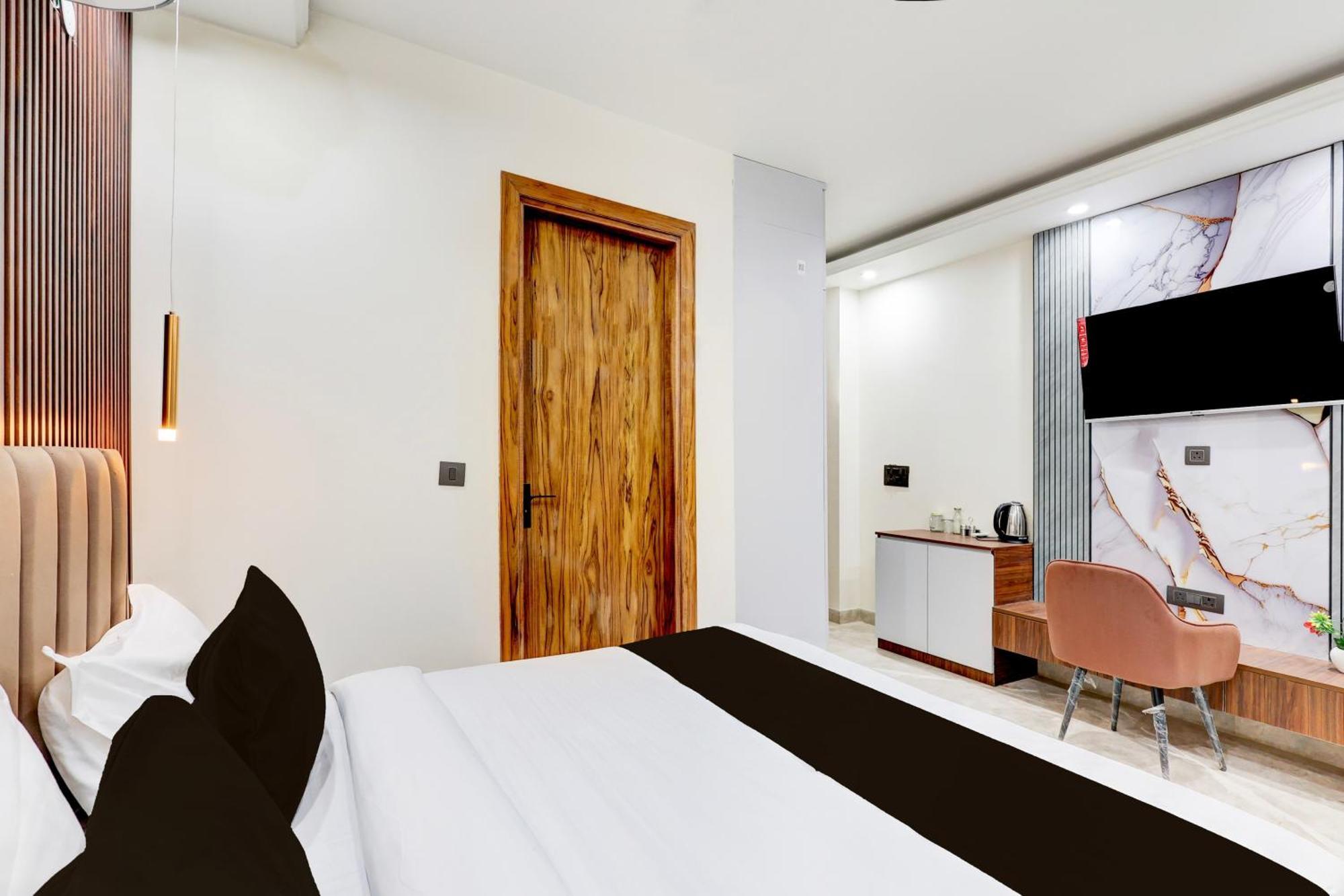 Super Hotel O Sector 43 Гургаон Экстерьер фото