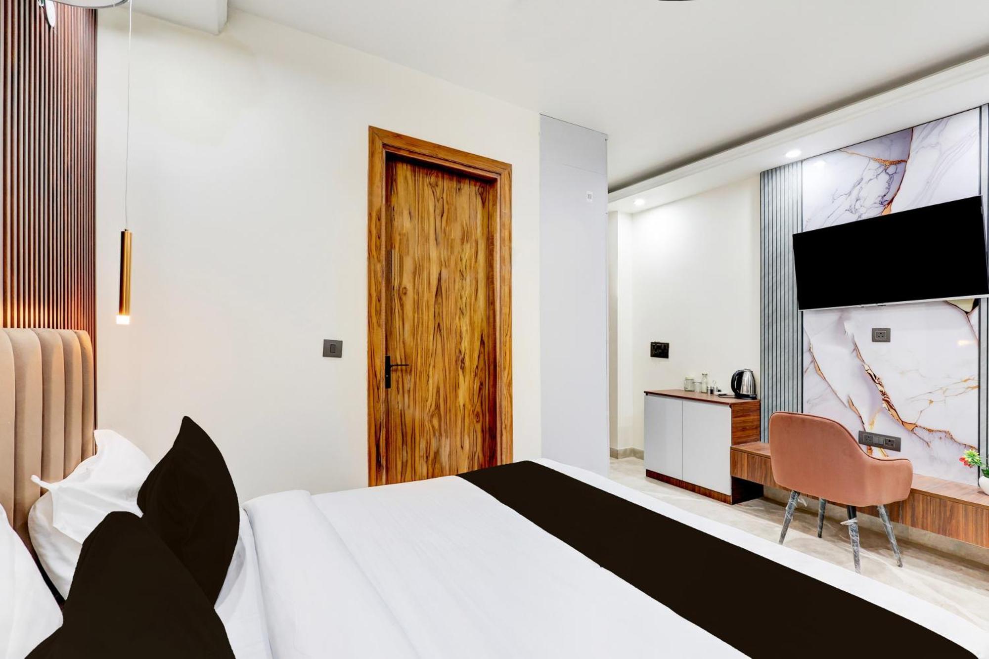 Super Hotel O Sector 43 Гургаон Экстерьер фото