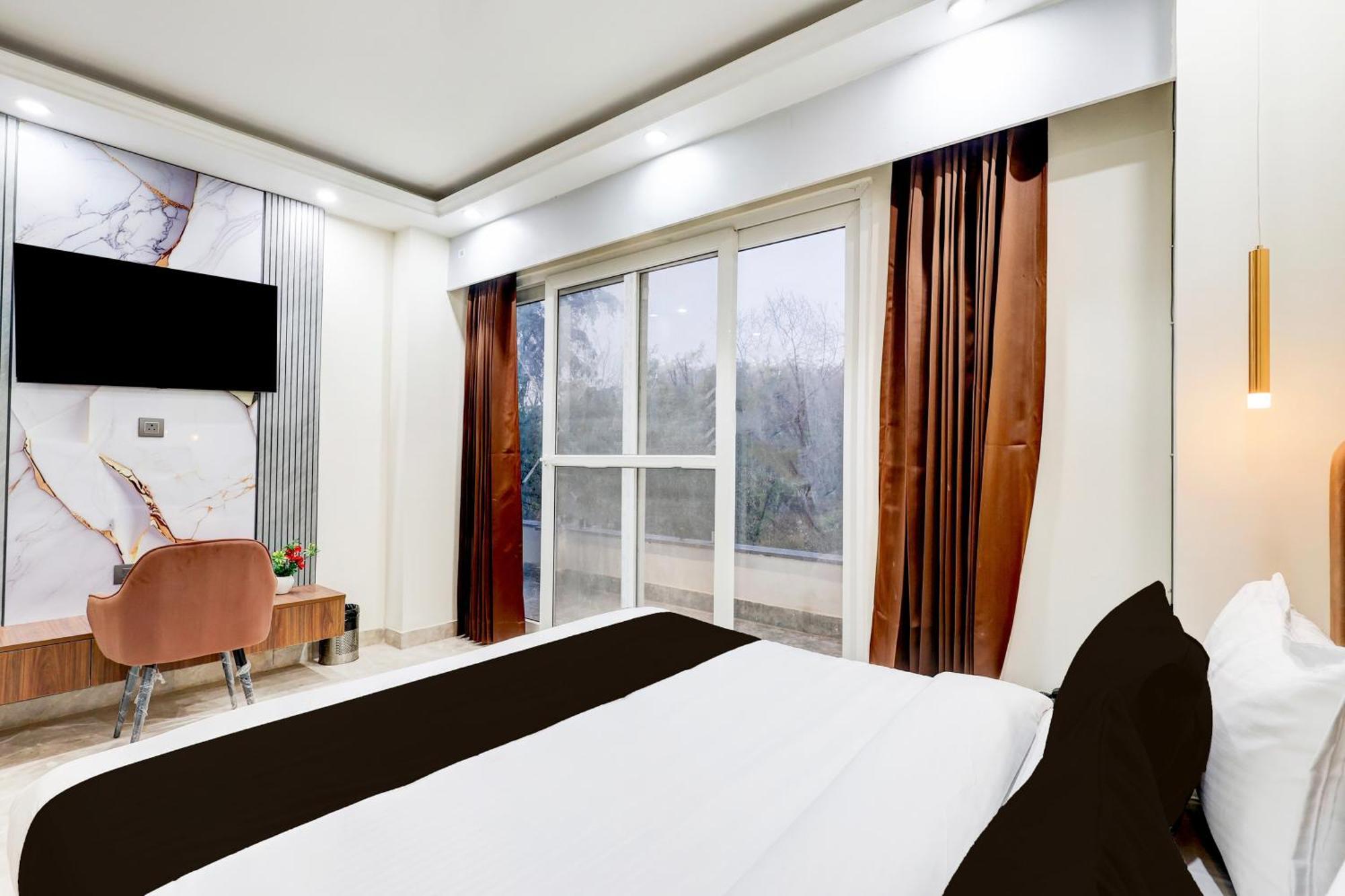 Super Hotel O Sector 43 Гургаон Экстерьер фото