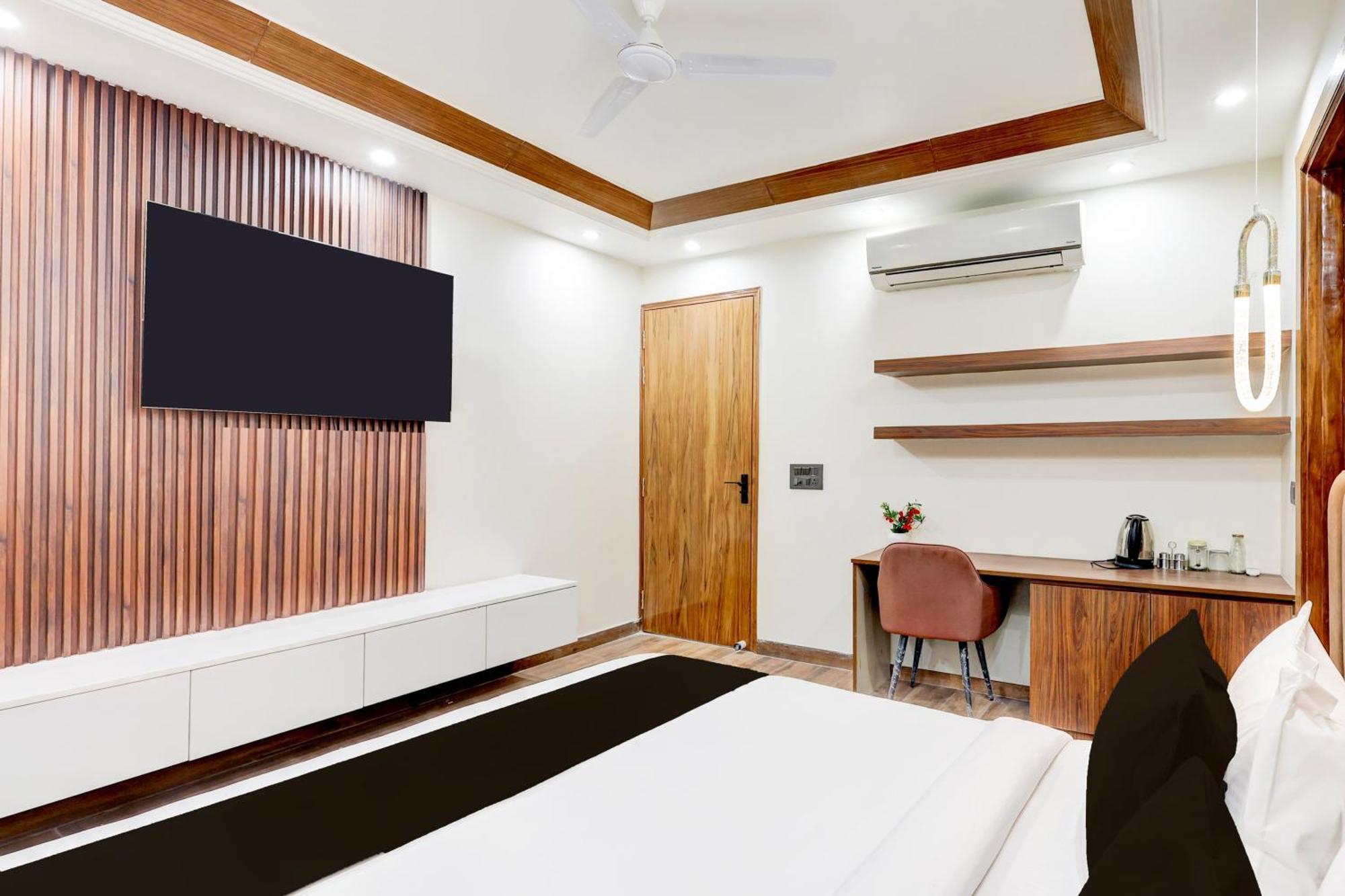 Super Hotel O Sector 43 Гургаон Экстерьер фото